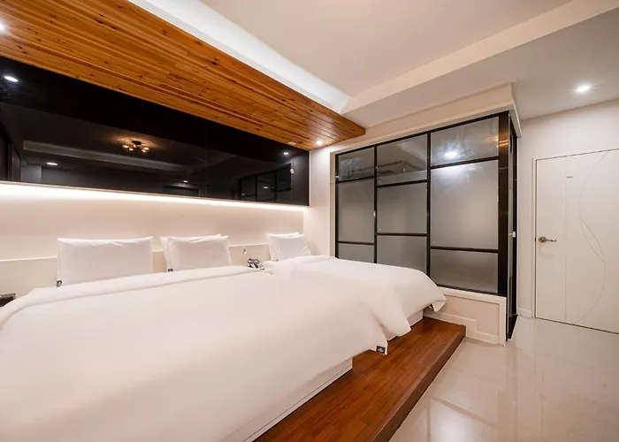 Hound Daeyeon Hotel *