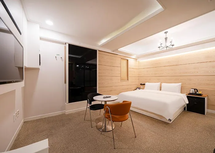 Hound Daeyeon Hotel *