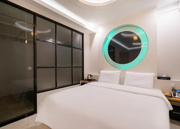 Hound Daeyeon Hotel *